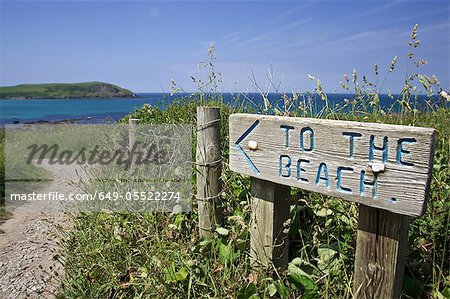 Sign with directions 'to the beach'