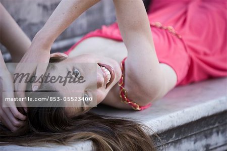 Sourire de jeune femme aux longs cheveux bruns