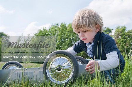 Blonden Jungen spielen im freien