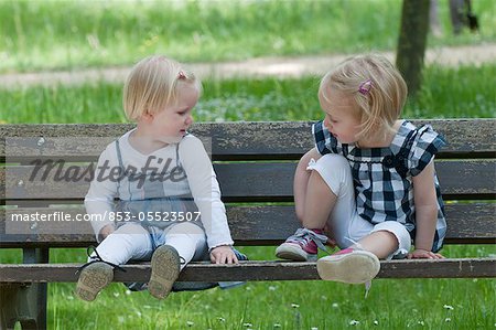 Deux filles dans le parc