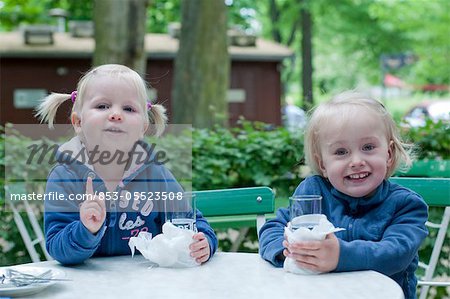 Zwei Mädchen im park