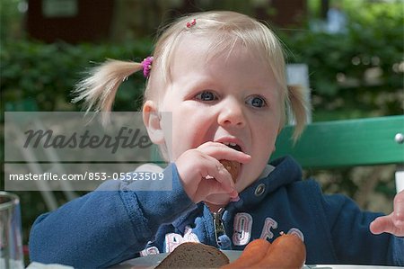 Mädchen essen Wurst