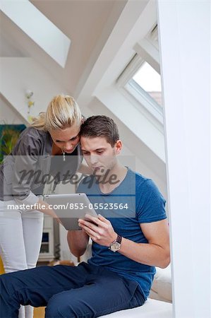 Jeune couple avec ipad