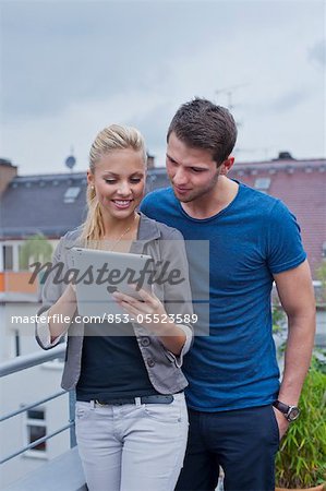 Jeune couple avec ipad
