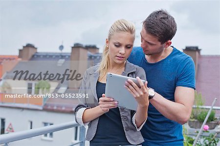 Jeune couple avec ipad