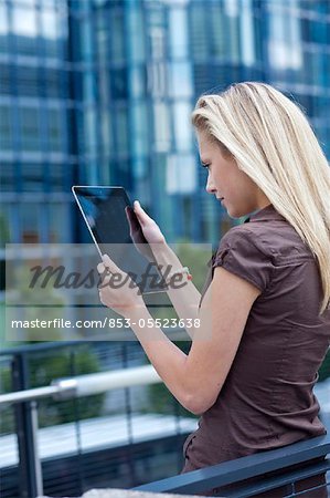 Jeune femme avec ipad