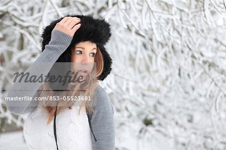 Jeune femme avec chapeau de neige