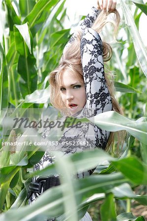 Junge Frau im Maisfeld