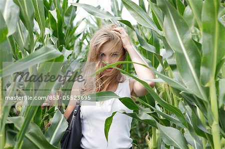 Junge Frau im Maisfeld