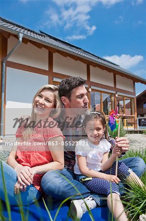 Famille devant Lehner énergie maison, Poing, Bavière, Allemagne, Europe