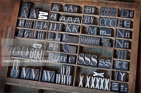 Typographie de A à Z dans le tiroir de typographe en métal Typographie de A à Z dans le tiroir de typographe en métal