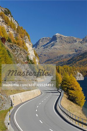 Country Road, lac de Sils, Engadin, Canton des Grisons, Suisse Country Road, lac de Sils, Engadin, Canton des Grisons, Suisse