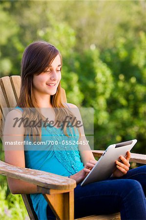 Teenage Girl Using iPad im freien