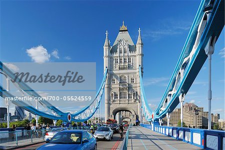 Tower Bridge mit Verkehr, London, England