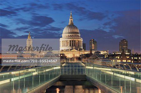 Millennium Bridge und St. Paul's Cathedral in der Abenddämmerung, London, England