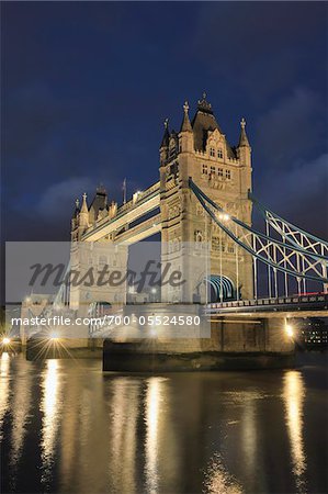 Tower Bridge in der Abenddämmerung, London, England