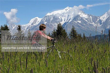 Junge Fahrradfahren in Berge, Alpen, Frankreich