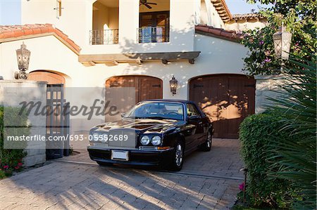 Luxuriöses Auto geparkt in Eingangstor des Hauses