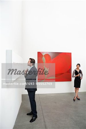 Voller Länge des Mannes vor Wandmalerei und Frau stehend