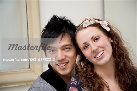 Portrait de jeune couple heureux