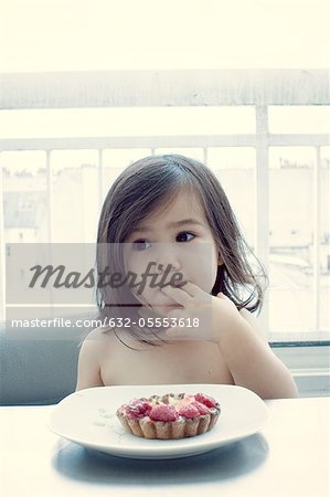 Petite fille manger la tarte aux framboises