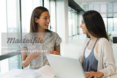 Weiblichen Kollegen zusammen arbeiten im Büro