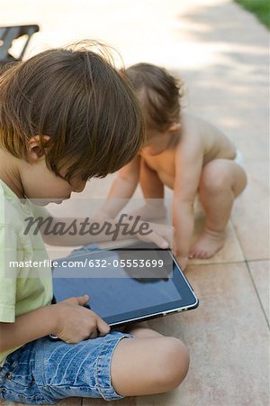 Petit garçon à l'aide de la tablette numérique