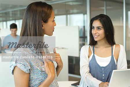 Collègues féminines parler au bureau