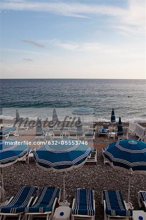 Parasols et chaises longues vides sur la plage