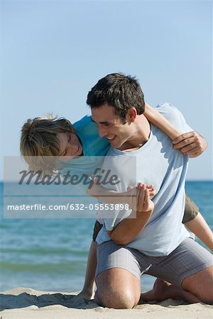 Père et fils s'amuser ensemble à la plage