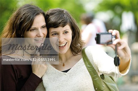Femme se photographier avec ami