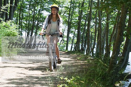 Frau Fahrradfahren in Wäldern