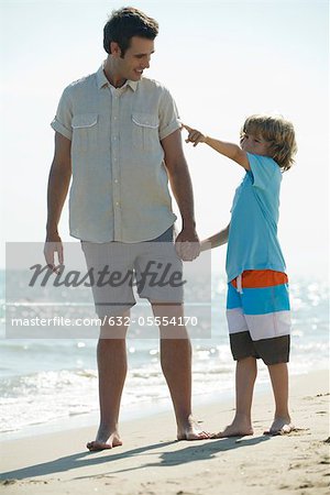 Père et fils, passer du temps ensemble à la plage