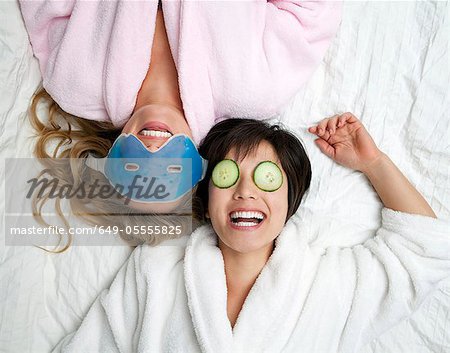 Frauen in Bademäntel tragen Augenbinden