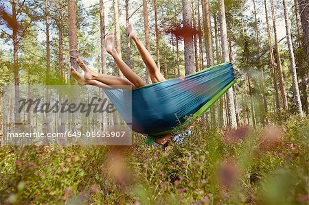 Femmes se détendre dans le hamac en forêt