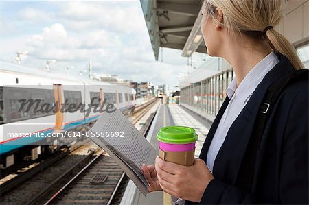 Femme d'affaires en attente pour le train