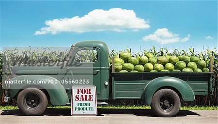 Alten Pickup-Truck, die gefüllt mit Wassermelonen