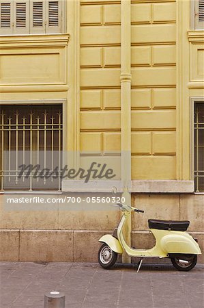 Scooter jaune garé devant le bâtiment jaune, vieille ville, Nice, Côte d'Azur, France