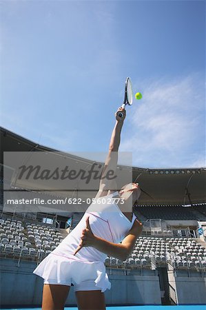 Junge weibliche Tennisspieler