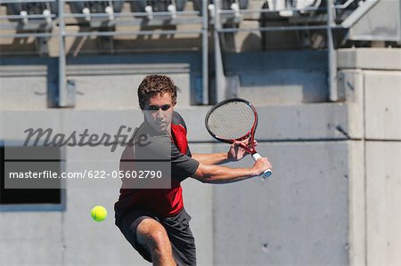 Junge männliche Tennisspieler