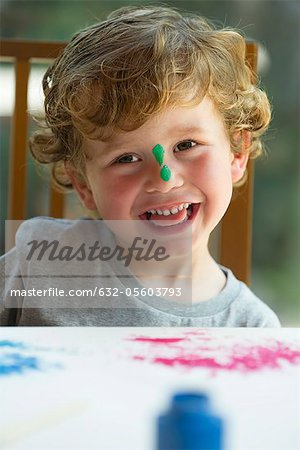 Kleiner Junge mit Farbe auf die Nase, Porträt