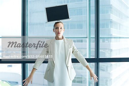 Femme d'affaires avec ordinateur portable sur la tête