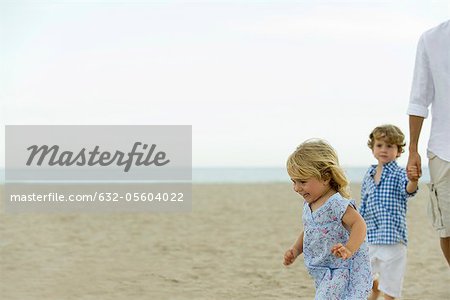 S'amuser à la plage avec la famille de la fillette