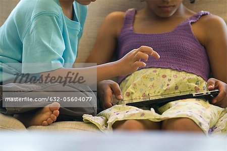 Kinder bei der Nutzung digitaler Tablet, zugeschnitten
