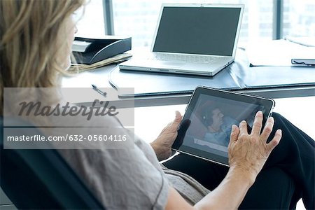 Femme à l'aide de la tablette numérique