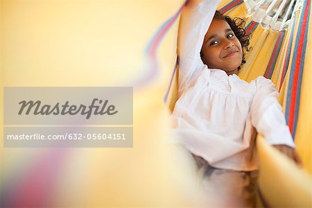 Jeune fille se détendre dans le hamac, portrait