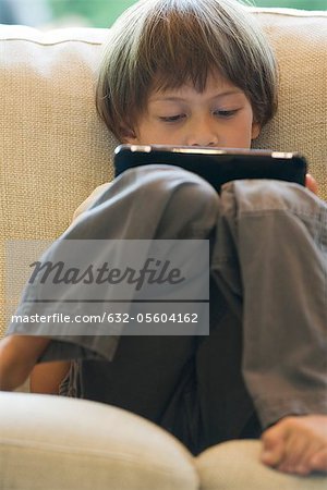 Junge digitale Tabletts