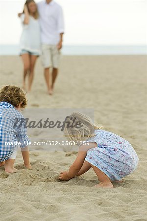 Enfants jouant dans le sable à la plage