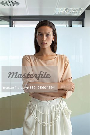 Femme dans le bureau avec les bras croisés, portrait