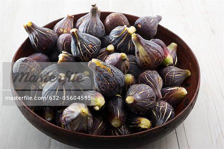 Figues fraîches dans un bol